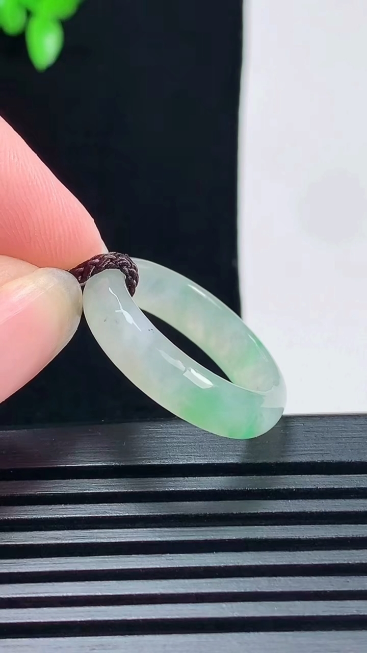 天然A货翡翠玉指环 戒指，尺寸18.6-5-3 重量:3.11g2026年6月17日
工厂直销收藏佳品,种好水足，色泽均匀，有种有色，上手高大气！