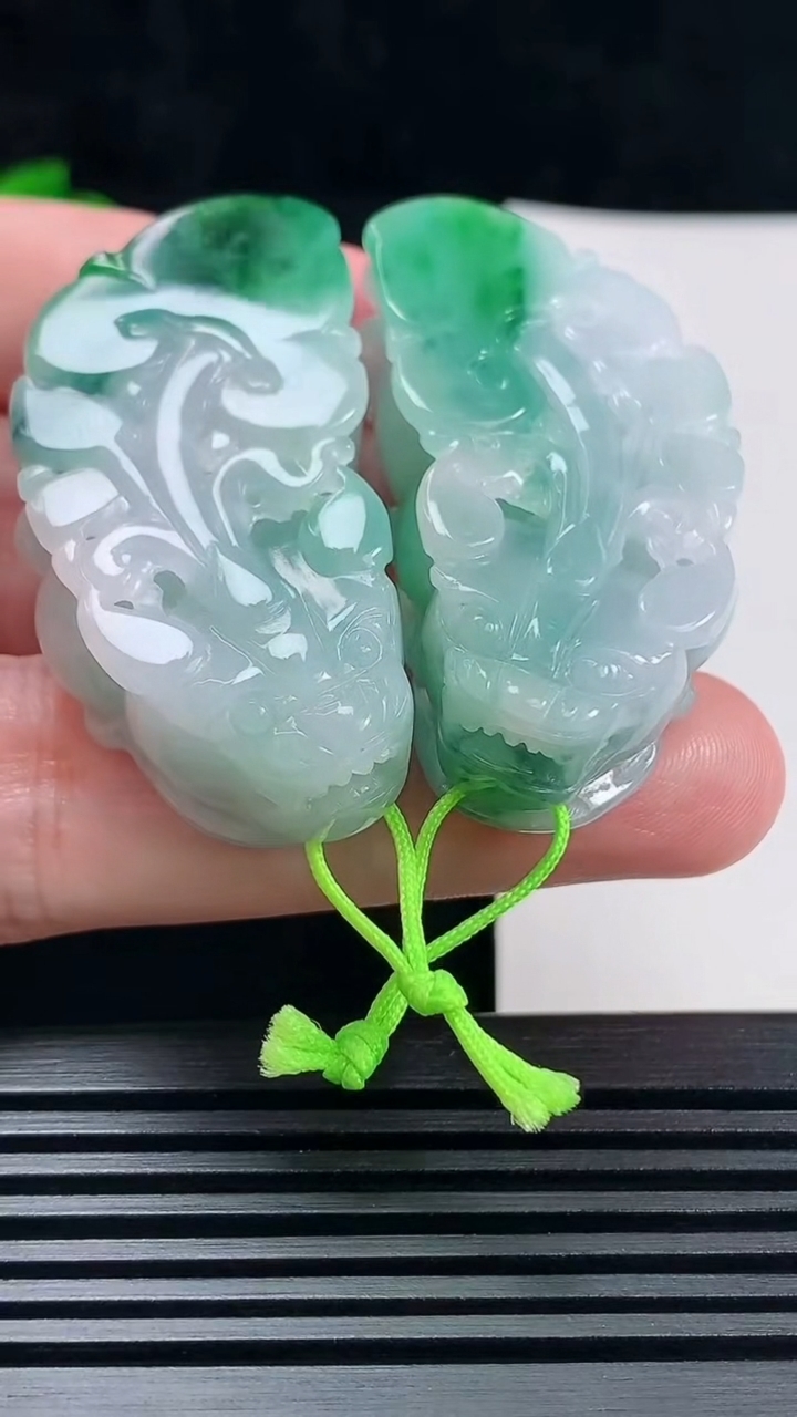 天然A货翡翠貔貅吊坠一对，尺寸48-23-13 重量:63.06g
6月17日