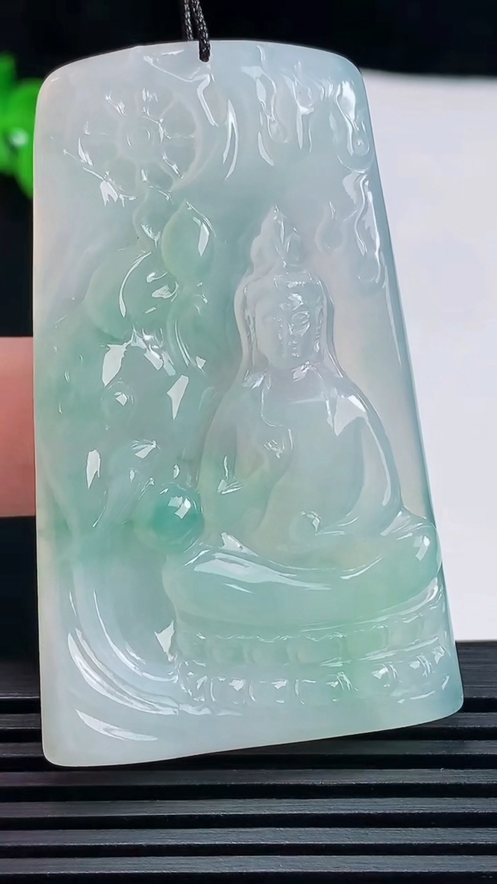 天然A货翡翠普贤菩萨吊坠，尺寸58-35-4.5 重量:23.37g
6月17日