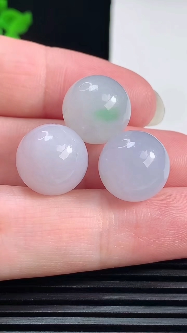 天然A货翡翠圆珠镶嵌件一手，尺寸14 重量:14.20g6月17日
工厂直销收藏佳品,种好水足，色泽均匀，有种有色，上手高大气！