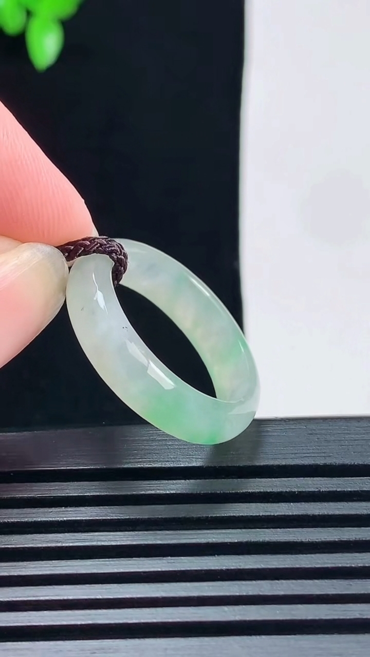 天然A货翡翠玉指环 戒指，尺寸18.6-5-3 重量:3.11g2026年6月17日
工厂直销收藏佳品,种好水足，色泽均匀，有种有色，上手高大气！