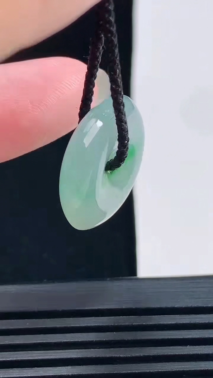 天然A货翡翠平安扣吊坠，尺寸20.5-5 重量:4.21g
6月17日