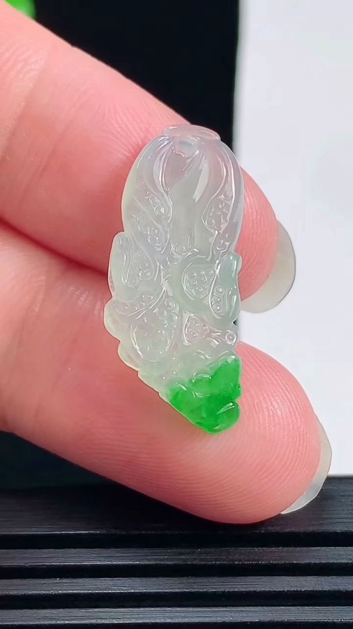 天然A货翡翠白菜吊坠，尺寸26-11.5-4 重量:2.42g
6月17日