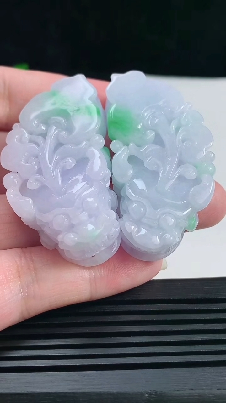 天然A货翡翠春带彩 紫罗兰貔貅吊坠一对，尺寸50-25.8-12.6 重量:69.01g
6月17日