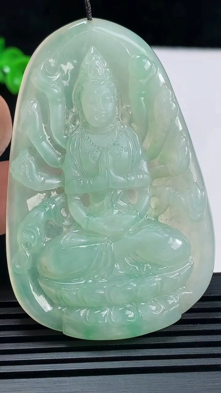 天然A货翡翠千手观音菩萨吊坠，尺寸67.6-44-5.8 重量:31.71g
6月17日