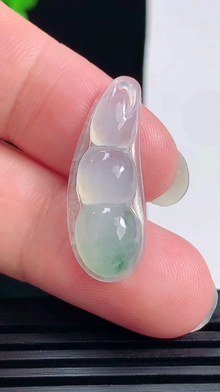 天然A货翡翠冰种飘花福豆吊坠，尺寸29-11-5 重量:2.22g
6月17日