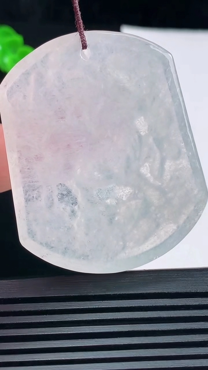 天然A货翡翠生肖羊牌吊坠，尺寸51-42-5 重量:25.81g
6月17日