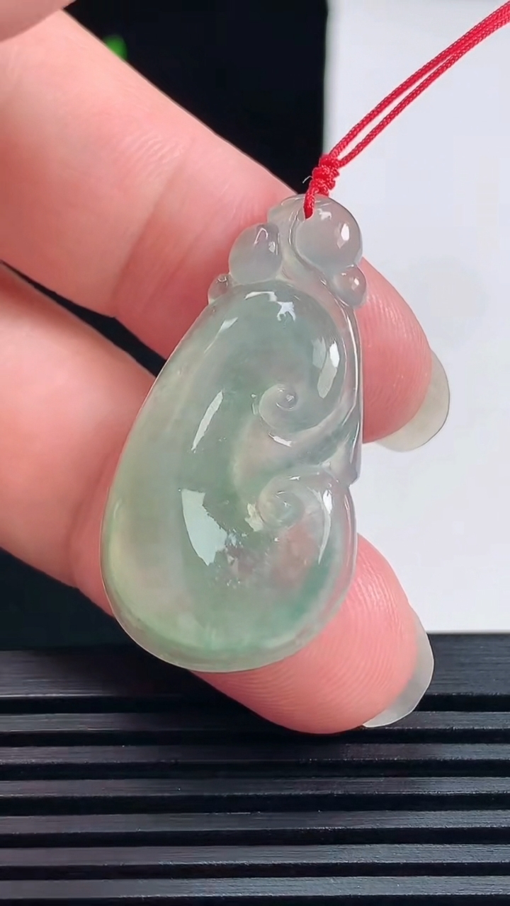 天然A货翡翠如意吊坠，尺寸36-19.5-5.5 重量:6.02g
6月17日