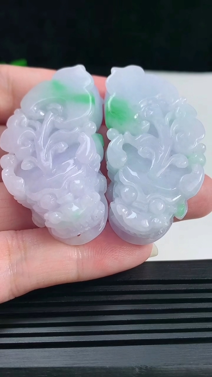 天然A货翡翠春带彩 紫罗兰貔貅吊坠一对，尺寸50-25.8-12.6 重量:69.01g
6月17日