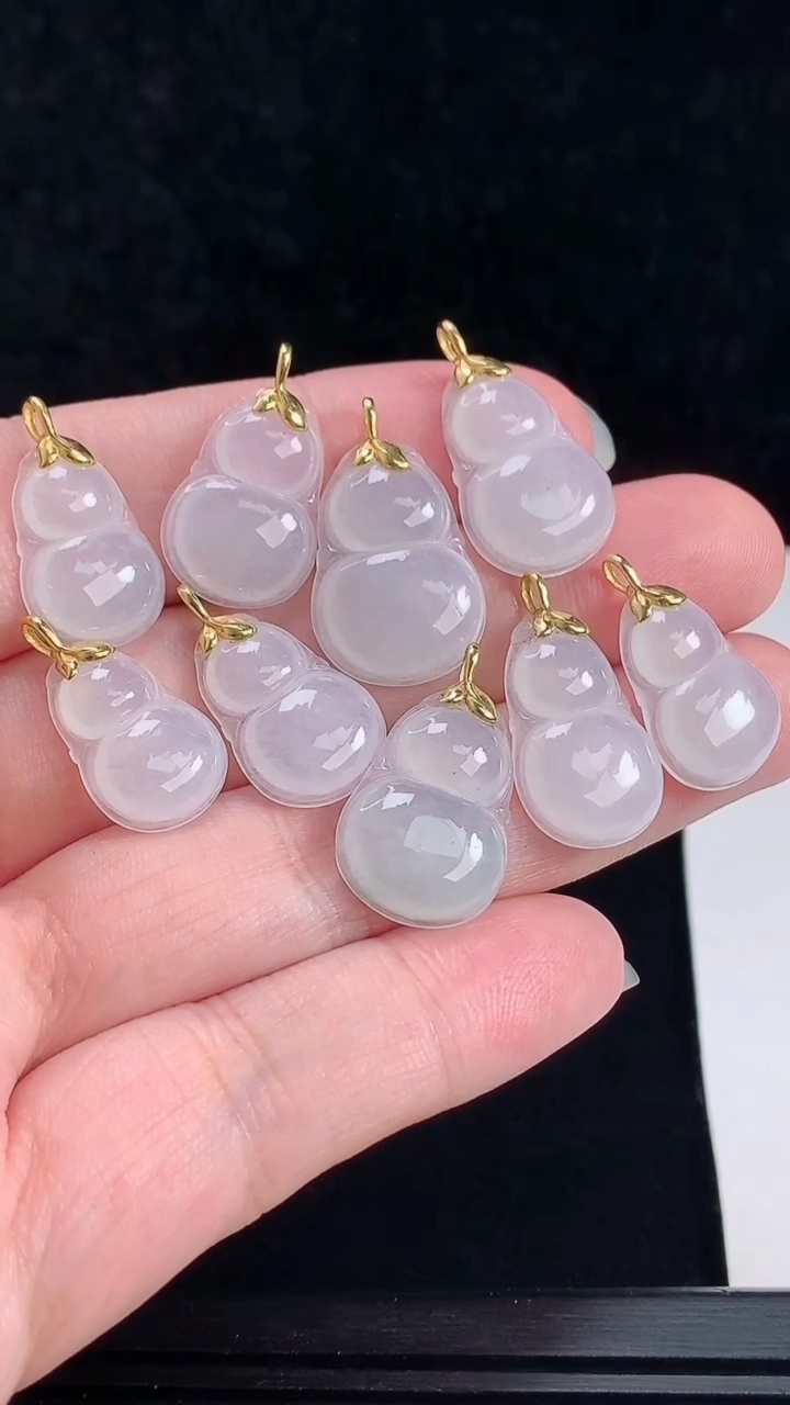 天然A货翡翠葫芦吊坠一手，尺寸20-14-4 重量:14.18g
6月17日