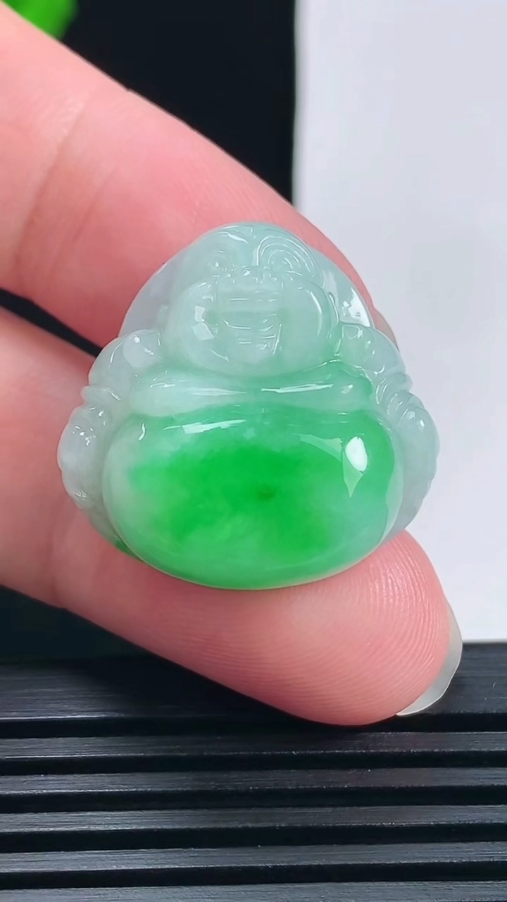 天然A货翡翠佛公吊坠，尺寸24-25.2-11.2 重量:12.48g
6月17日
