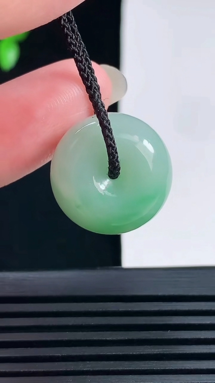 天然A货翡翠路路通吊坠，尺寸19-12 重量:9.22g
6月17日