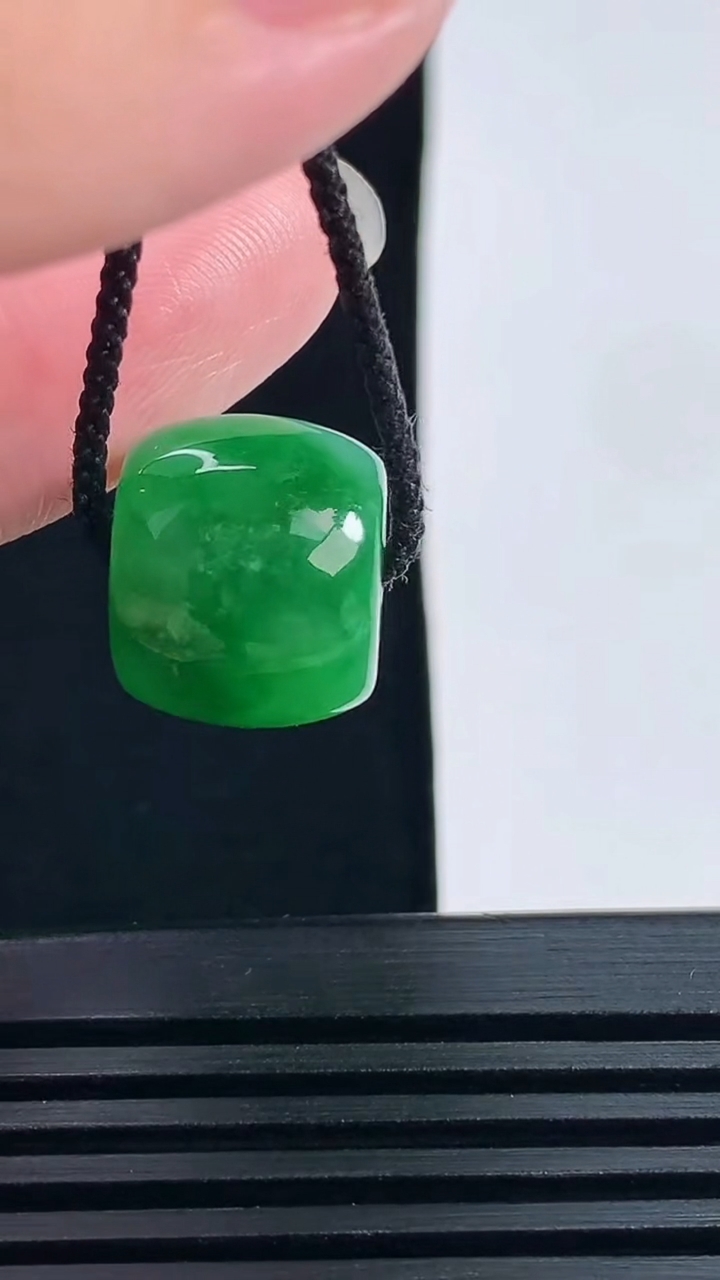 天然A货翡翠路路通吊坠，尺寸12-14.5 重量:6.00g
6月17日
