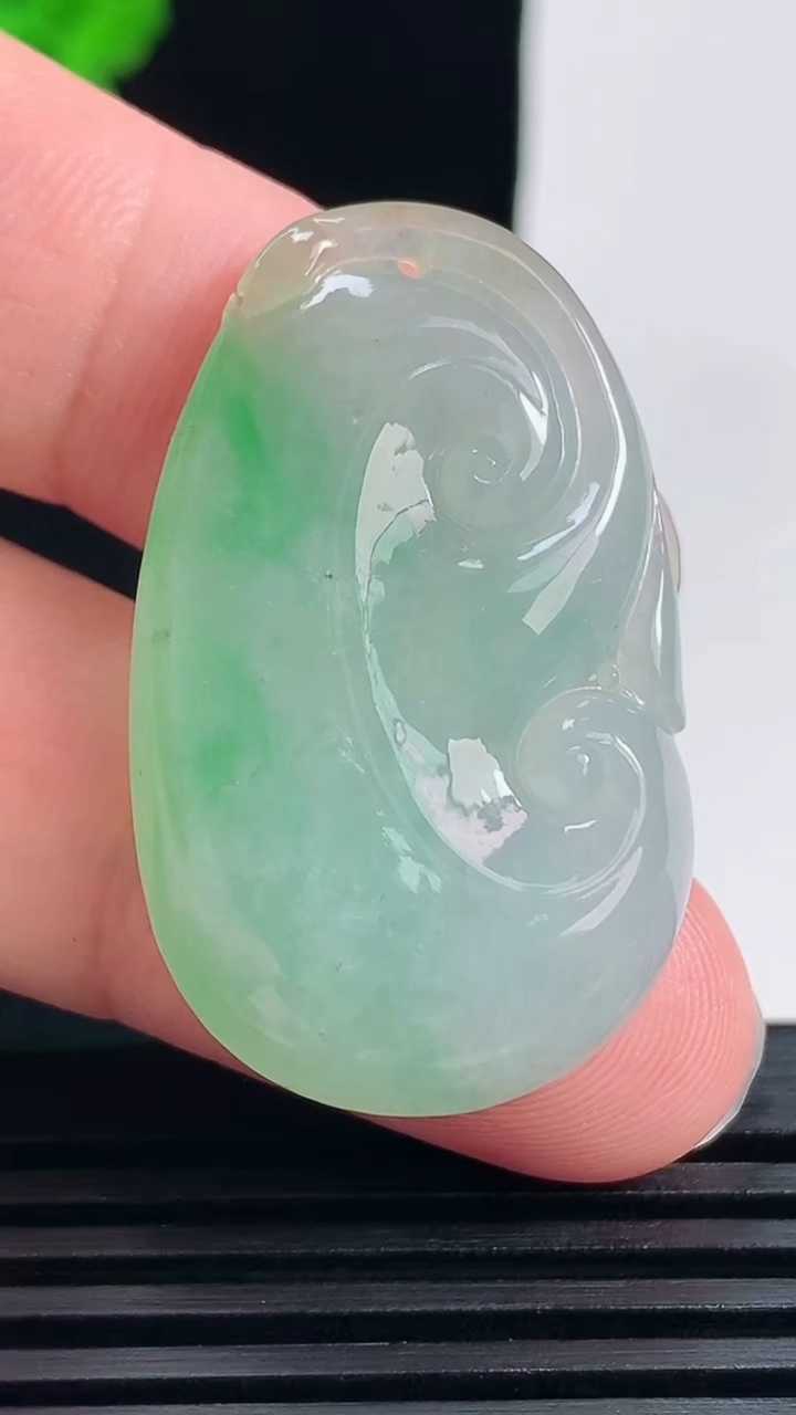 天然A货翡翠如意吊坠，尺寸37.6-23-6.5 重量:10.63g
6月17日