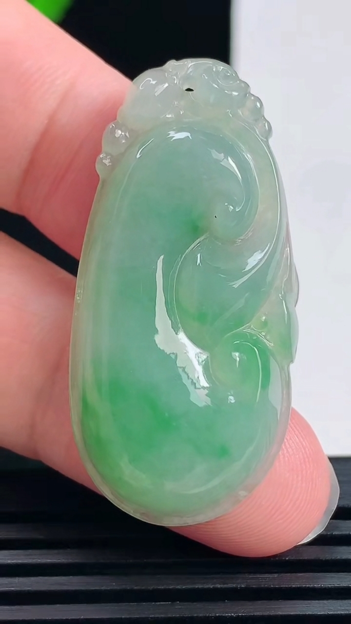 天然A货翡翠如意吊坠，尺寸42-20-5.8 重量:9.29g
6月17日