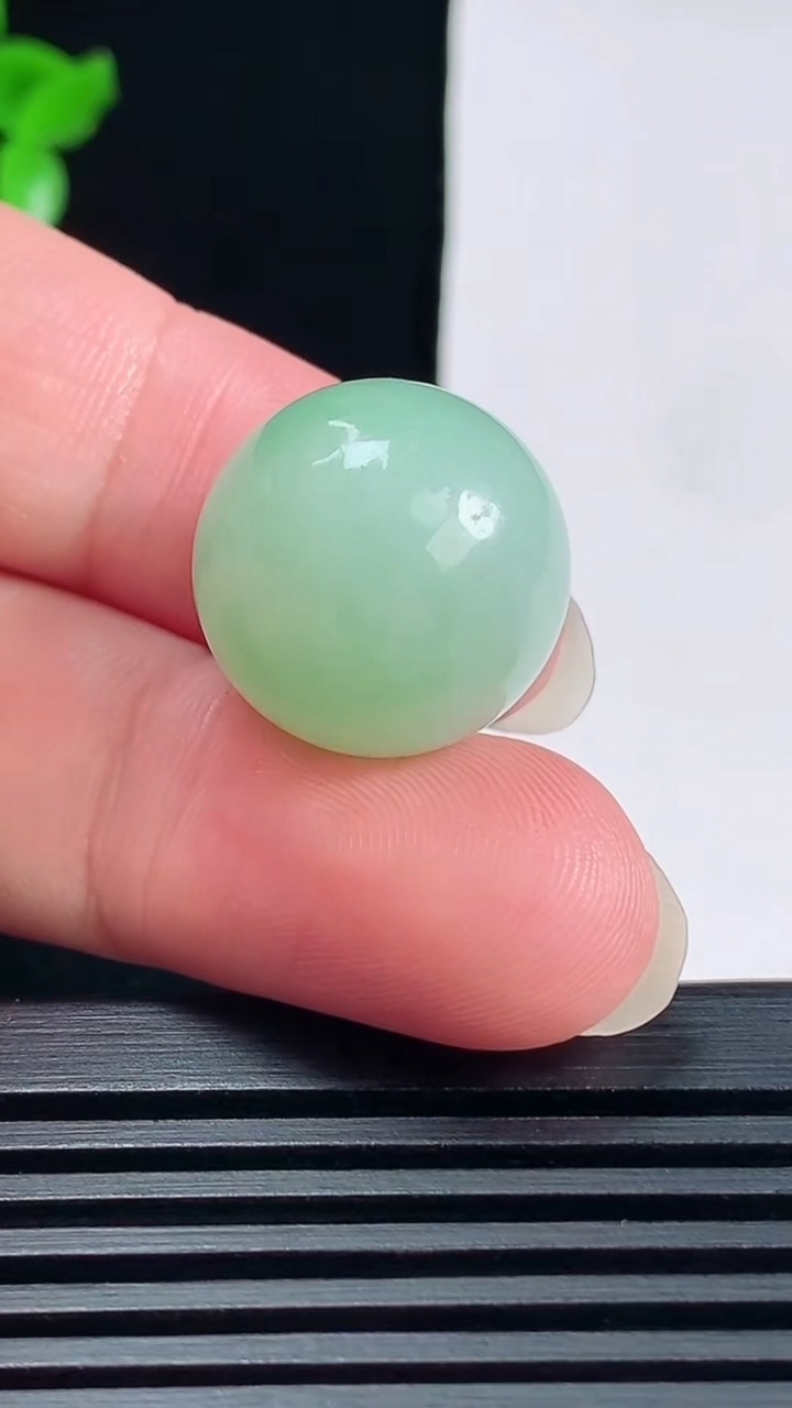 天然A货翡翠圆珠镶嵌件，尺寸18.2 重量:10.70g6月17日
工厂直销收藏佳品,种好水足，色泽均匀，有种有色，上手高大气！