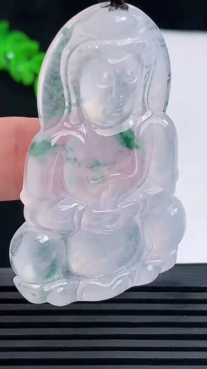 天然A货翡翠种飘花正装观音吊坠，尺寸58-37-5.5 重量:22.56g
6月17日