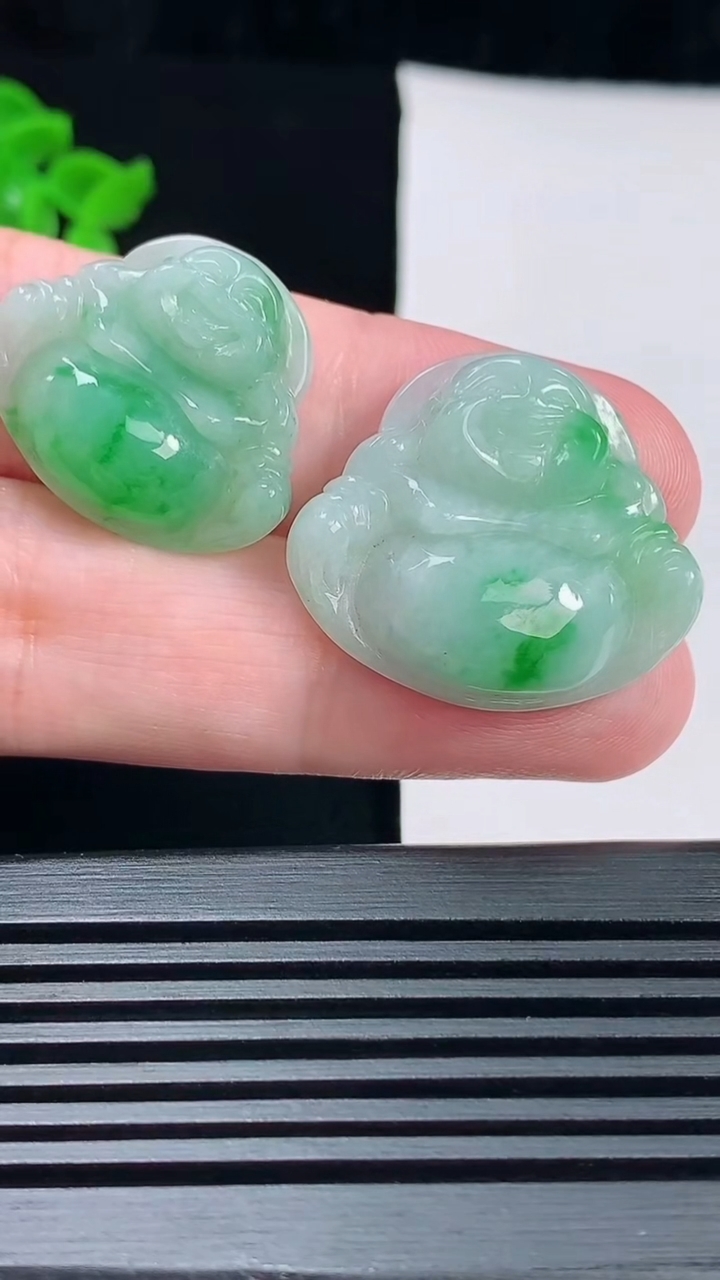天然A货翡翠佛公吊坠一对，尺寸25-28.6-6.8 重量:11.48g
6月17日