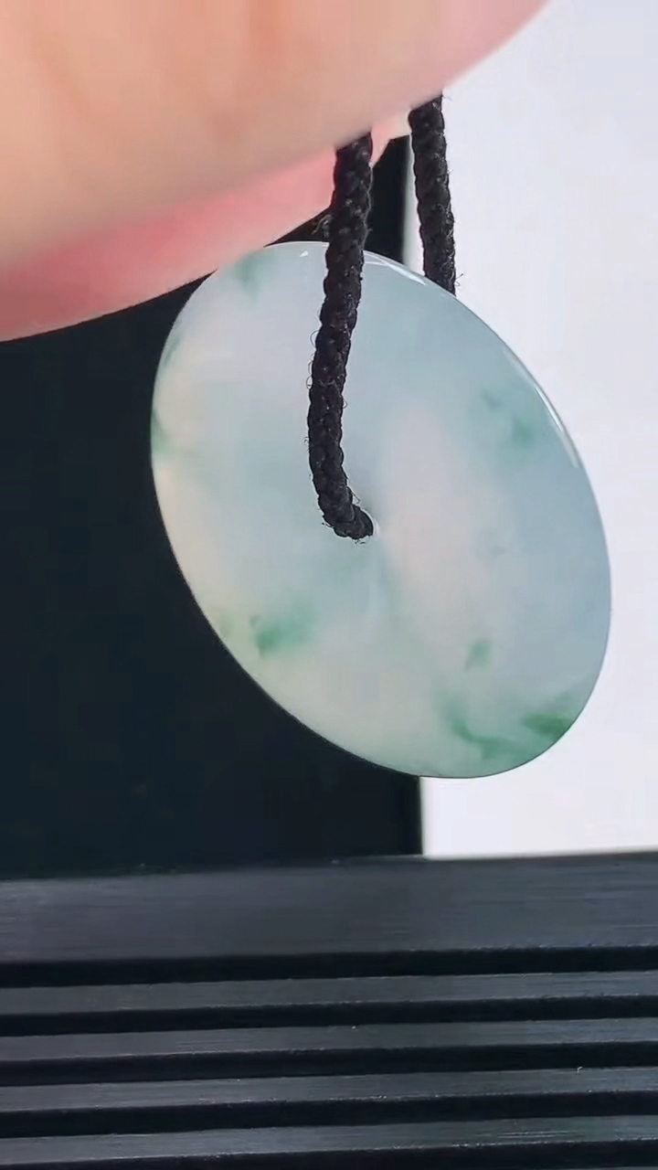 天然A货翡翠冰种飘花平安扣吊坠，尺寸27.5-6 重量:9.00g
6月17日