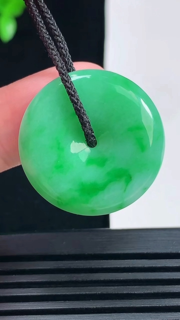 天然A货翡翠平安扣吊坠，尺寸25.6-5.5 重量:7.78g
6月17日