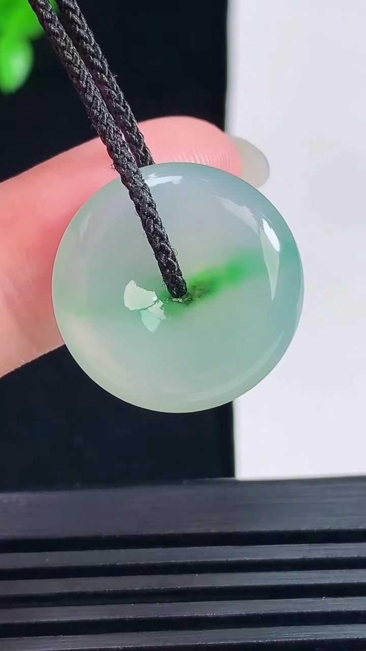 天然A货翡翠平安扣吊坠，尺寸20.5-5 重量:4.21g
6月17日