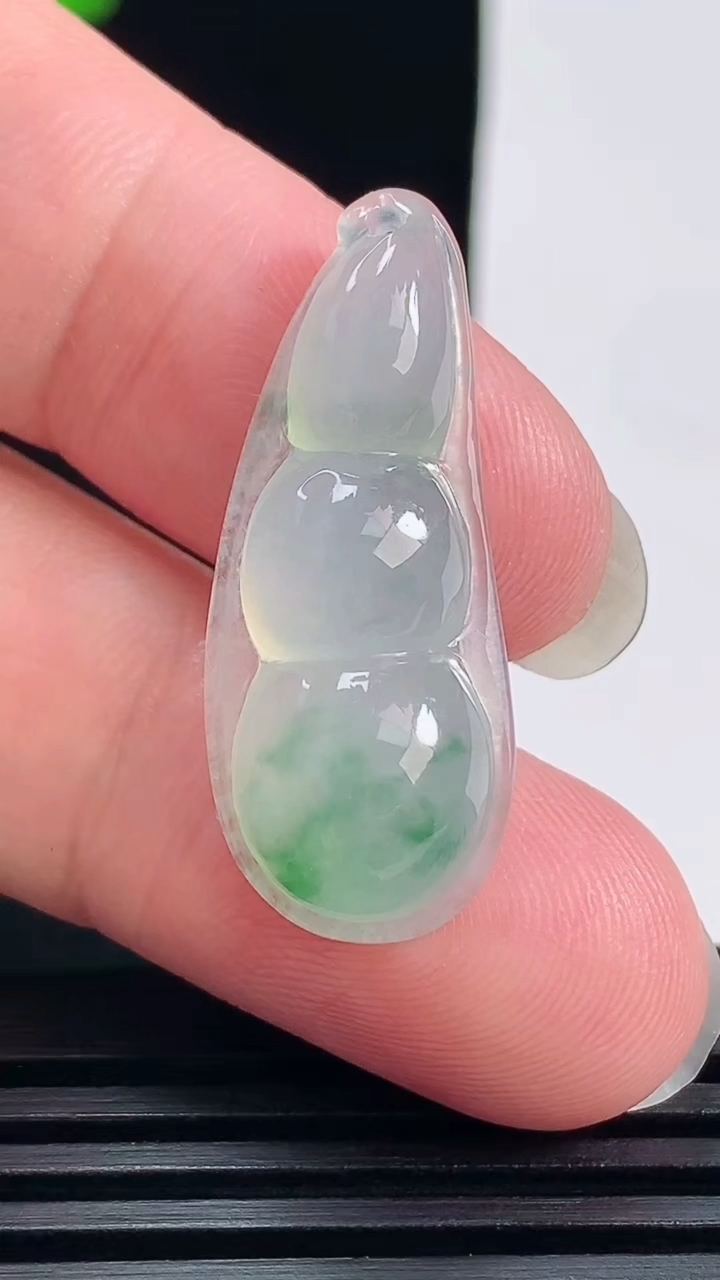 天然A货翡翠冰种飘花福豆吊坠，尺寸32-13-7 重量:4.08g
6月17日