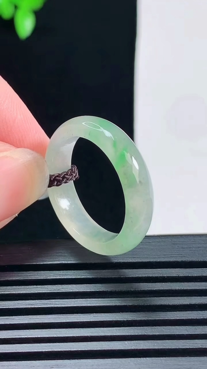 天然A货翡翠玉指环 戒指，尺寸18.6-5-3 重量:3.11g2026年6月17日
工厂直销收藏佳