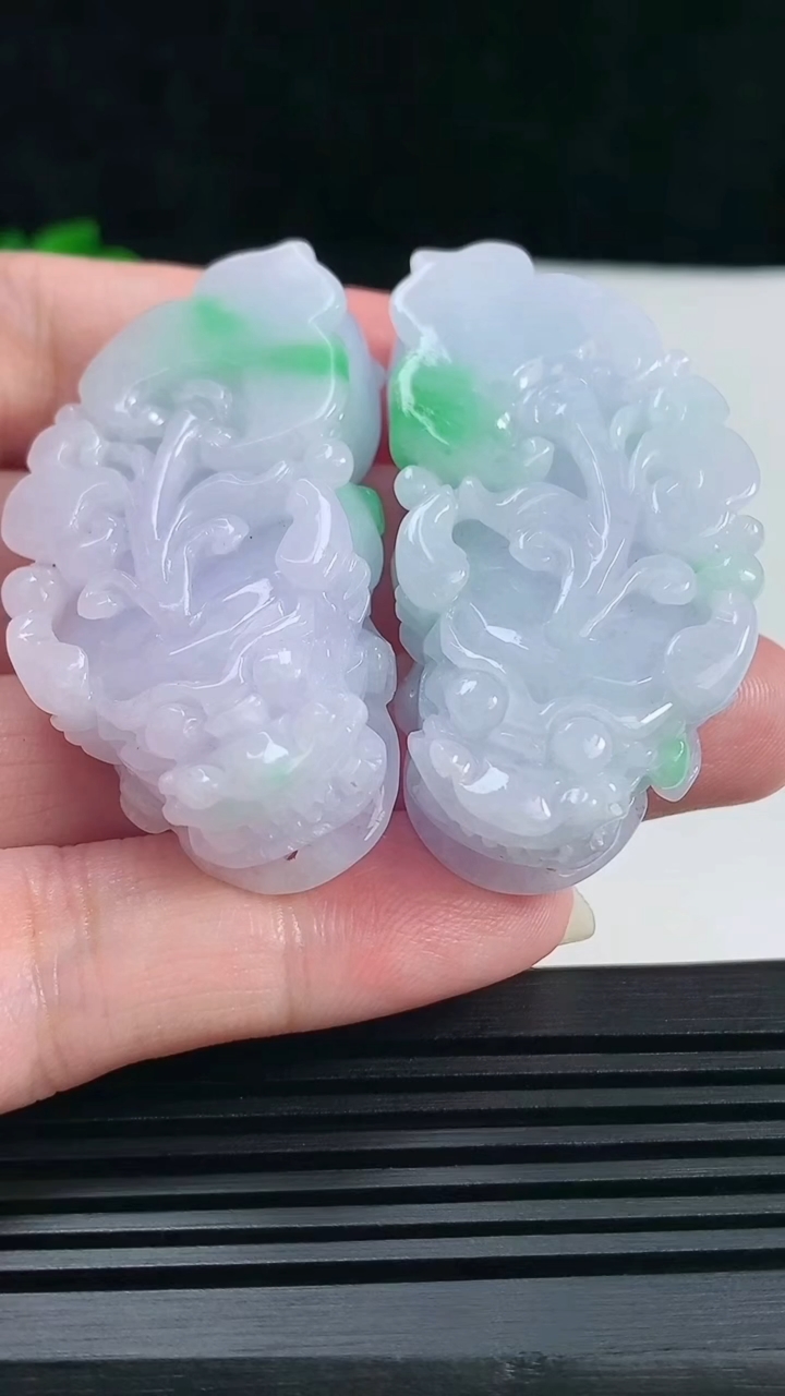 天然A货翡翠春带彩 紫罗兰貔貅吊坠一对，尺寸50-25.8-12.6 重量:69.01g
6月17日