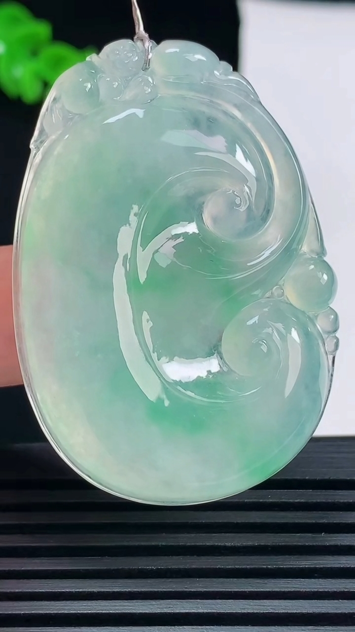 天然A货翡翠如意吊坠，尺寸49-34-5.8 重量:17.81g
6月17日