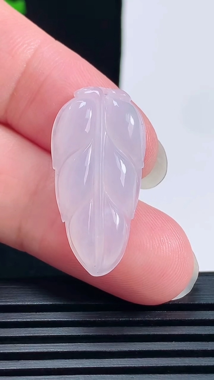 天然A货翡翠金枝玉叶 叶子吊坠，尺寸30-15-4 重量:3.38g
6月17日