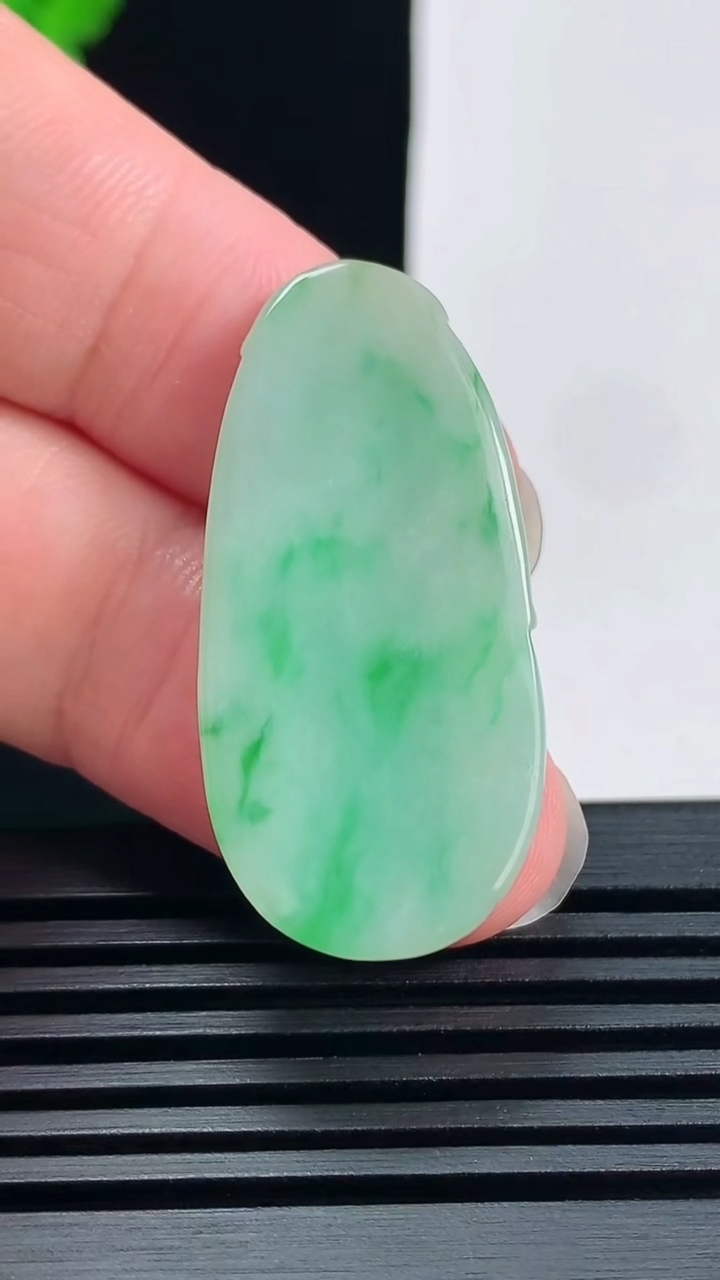 天然A货翡翠如意吊坠，尺寸37-17.6-4.6 重量:6.86g
6月17日