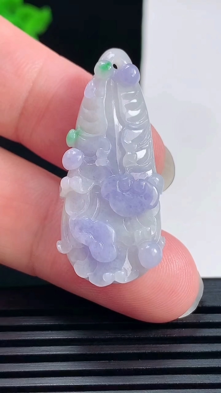 天然A货翡翠春带彩 紫罗兰白菜吊坠，尺寸38-17-8.5 重量:8.95g
6月17日