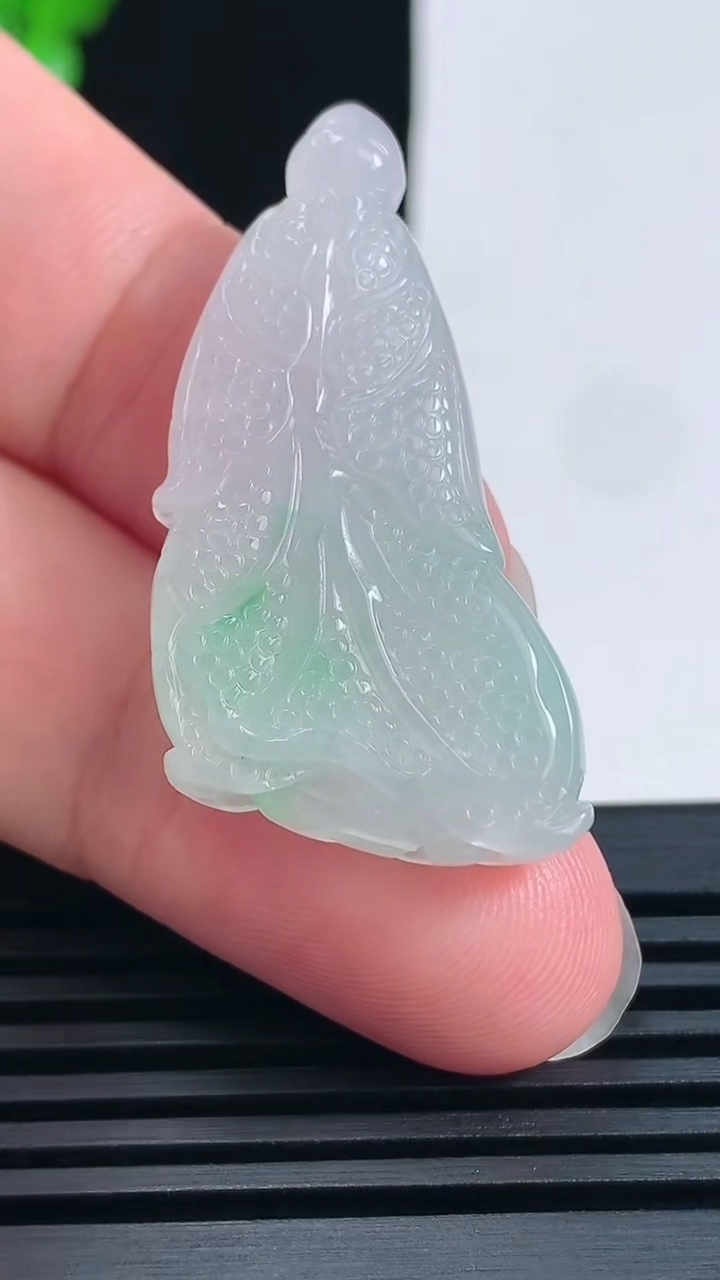 天然A货翡翠白菜吊坠，尺寸39.5-20-6 重量:8.42g
6月17日