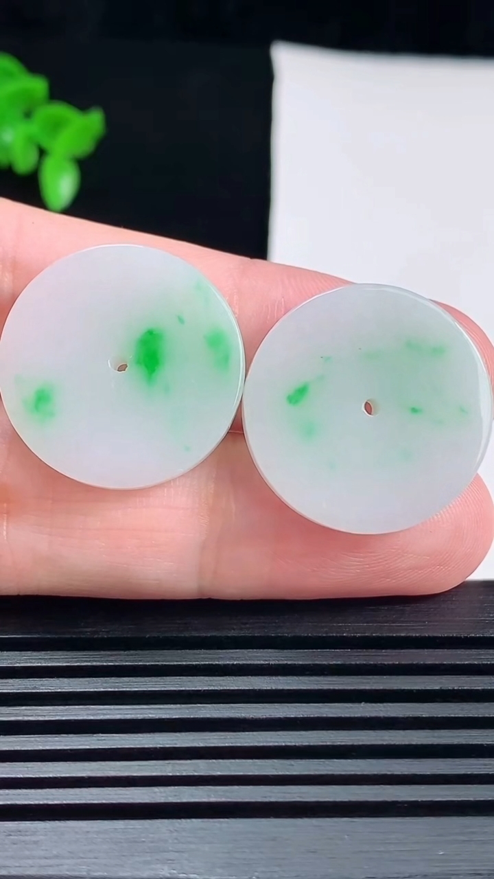天然A货翡翠平安扣吊坠一对，尺寸22-3.6 重量:10.13g
6月17日