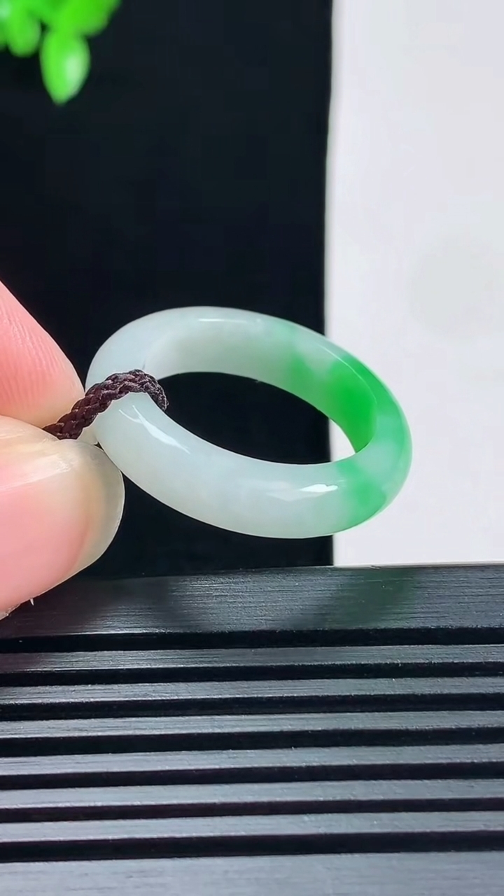 天然A货翡翠玉指环 戒指，尺寸19.3-5.2-3.8 重量:4.09g2026年6月17日
工厂直销收藏佳品,种好水足，色泽均匀，有种有色，上手高大气！