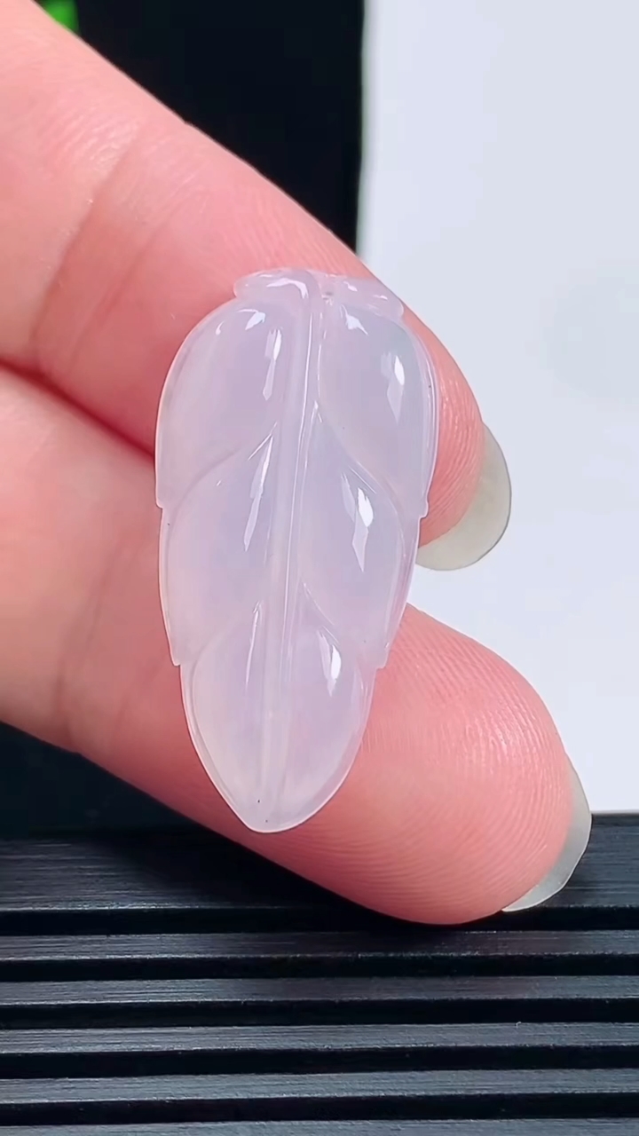 天然A货翡翠金枝玉叶 叶子吊坠，尺寸30-15-4 重量:3.38g
6月17日