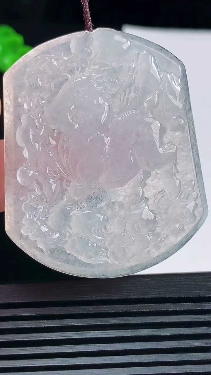 天然A货翡翠生肖羊牌吊坠，尺寸51-42-5 重量:25.81g
6月17日