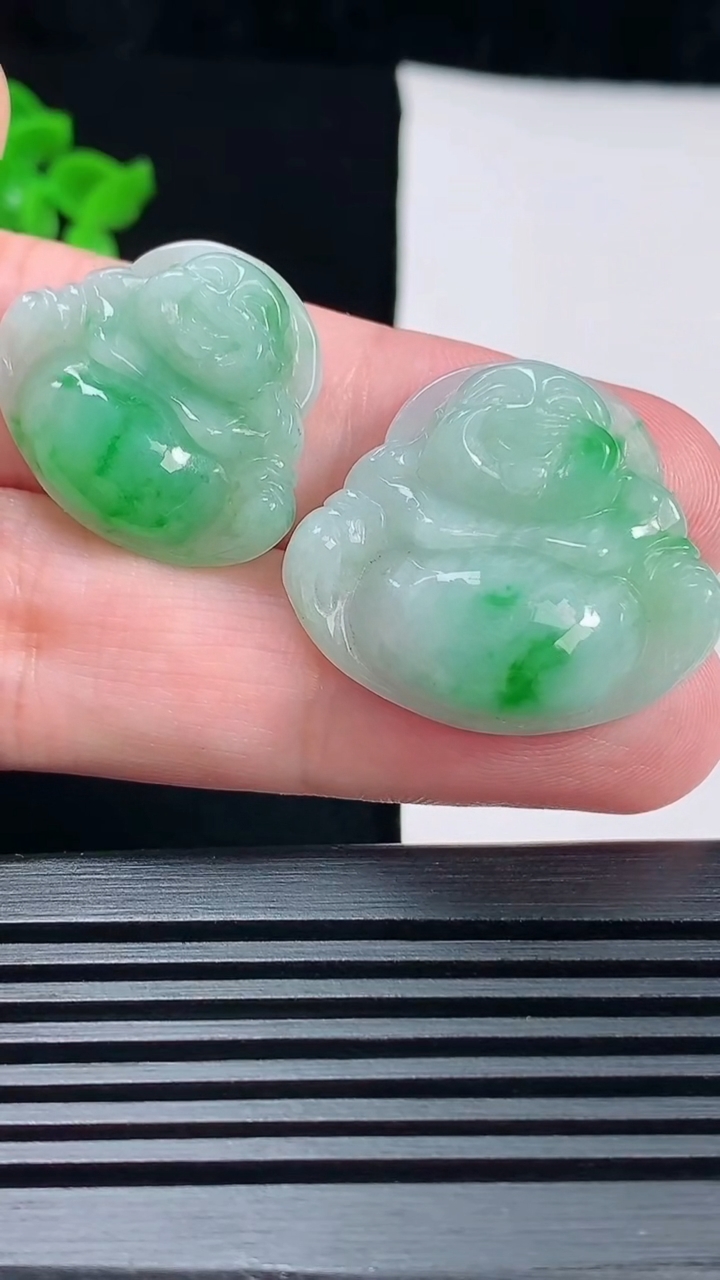 天然A货翡翠佛公吊坠一对，尺寸25-28.6-6.8 重量:11.48g
6月17日