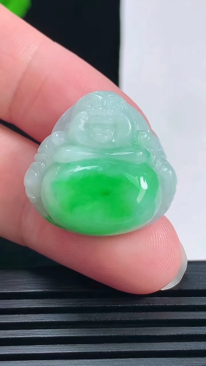 天然A货翡翠佛公吊坠，尺寸24-25.2-11.2 重量:12.48g
6月17日