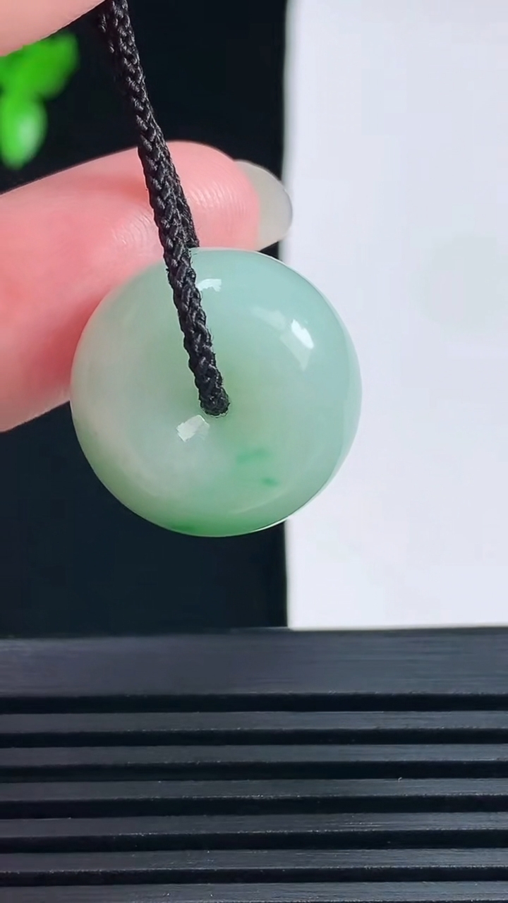 天然A货翡翠路路通吊坠，尺寸19-12 重量:9.22g
6月17日