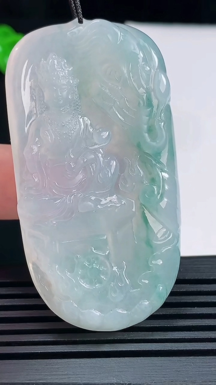天然A货翡翠飘花普贤菩萨吊坠，尺寸62.5-32.8-6.5 重量:29.66g
6月17日