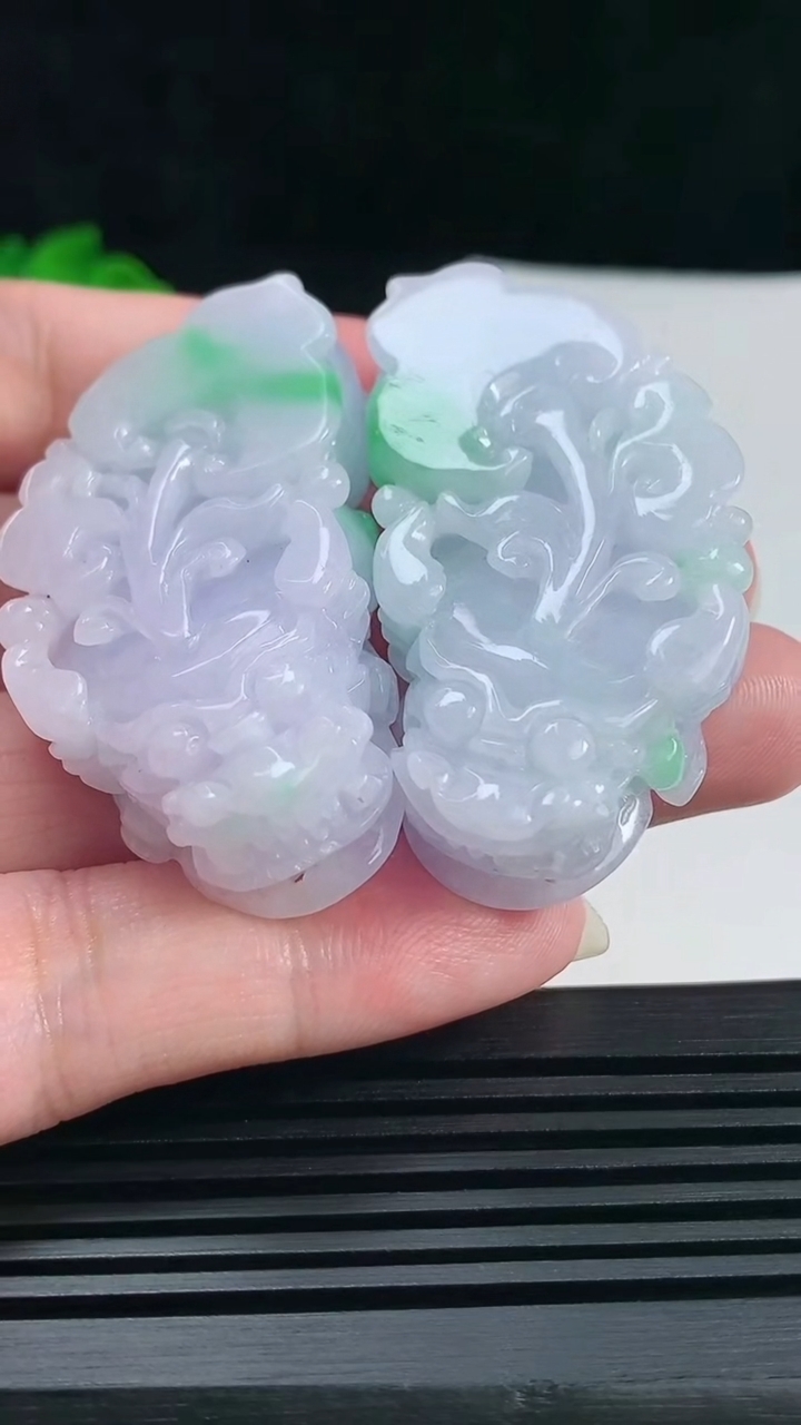 天然A货翡翠春带彩 紫罗兰貔貅吊坠一对，尺寸50-25.8-12.6 重量:69.01g
6月17日