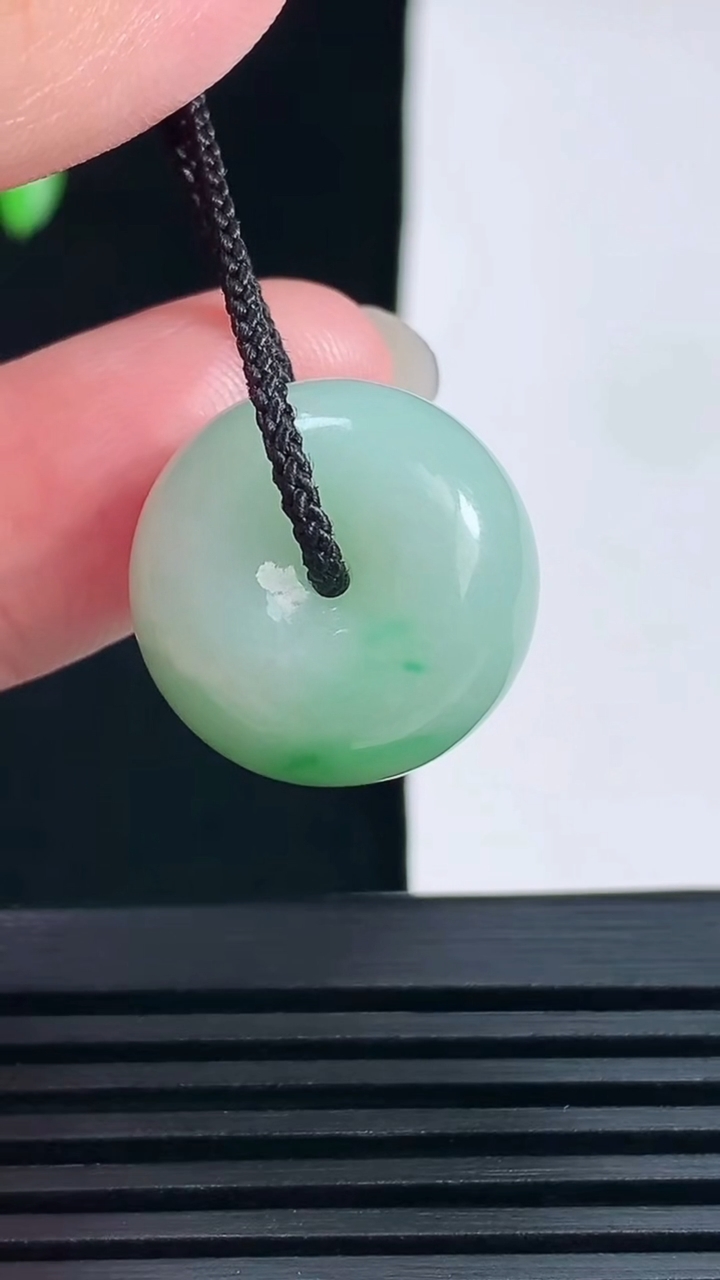 天然A货翡翠路路通吊坠，尺寸19-12 重量:9.22g
6月17日