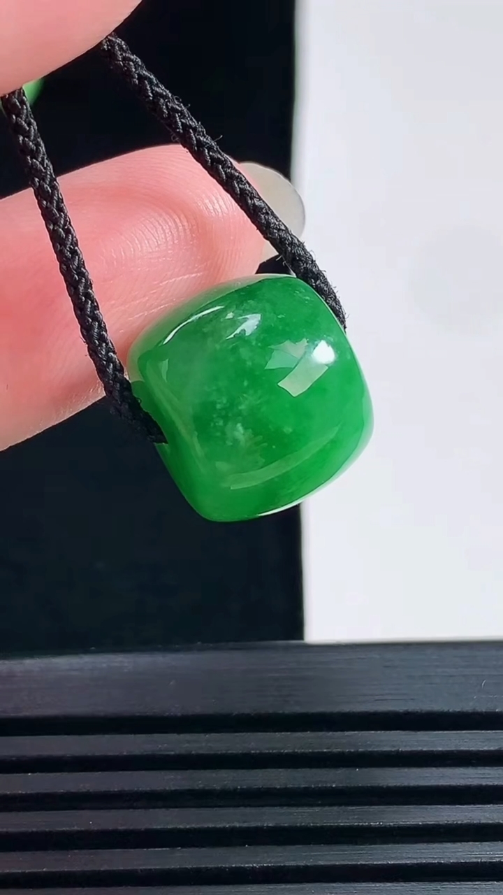 天然A货翡翠路路通吊坠，尺寸12-14.5 重量:6.00g
6月17日