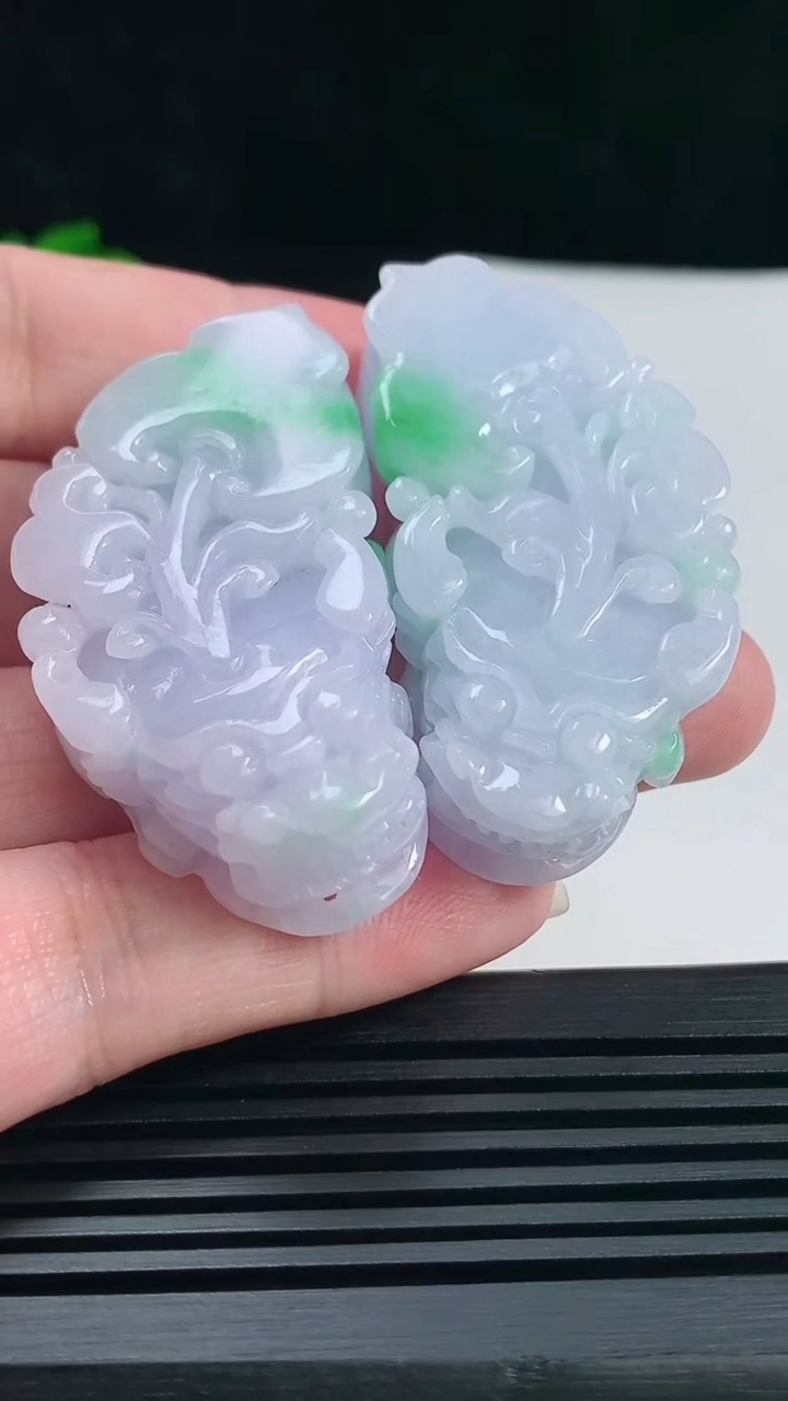 天然A货翡翠春带彩 紫罗兰貔貅吊坠一对，尺寸50-25.8-12.6 重量:69.01g
6月17日