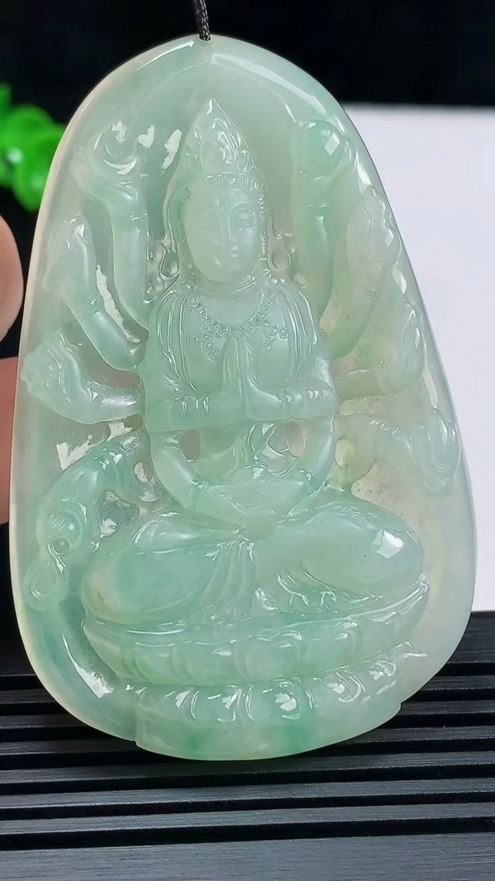 天然A货翡翠千手观音菩萨吊坠，尺寸67.6-44-5.8 重量:31.71g
6月17日