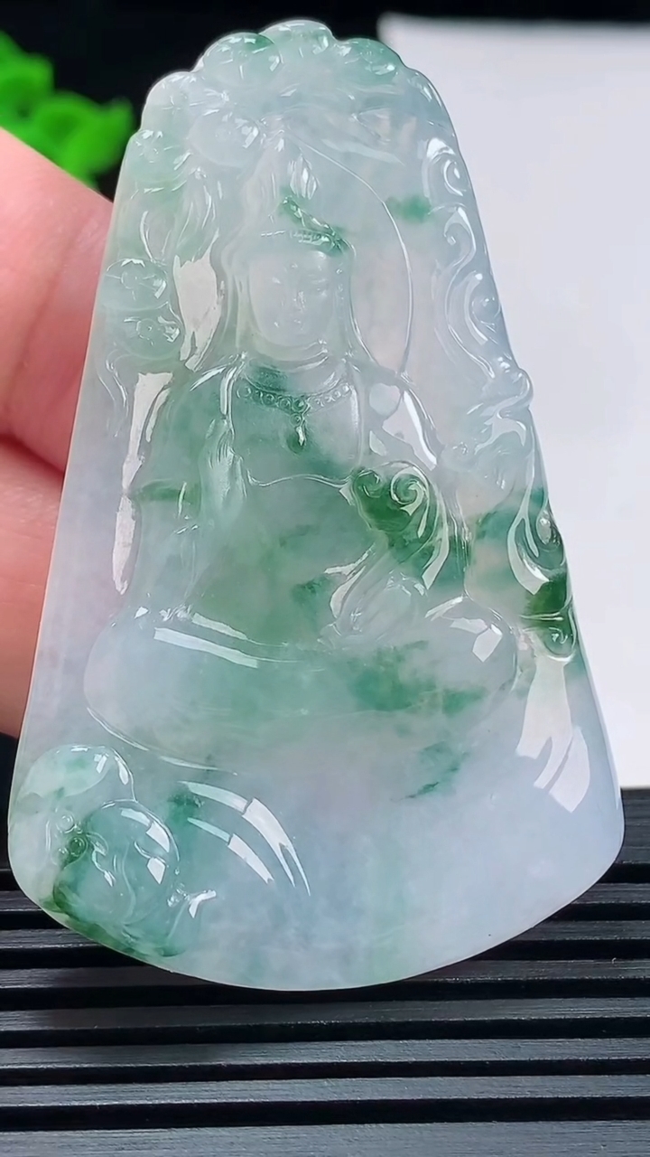 天然A货翡翠飘花大势至菩萨吊坠，尺寸59-38-5 重量:23.09g
6月17日