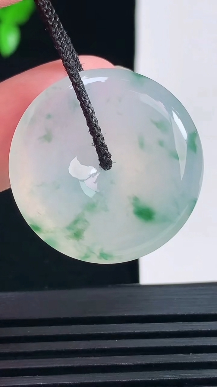 天然A货翡翠冰种飘花平安扣吊坠，尺寸27.5-6 重量:9.00g
6月17日