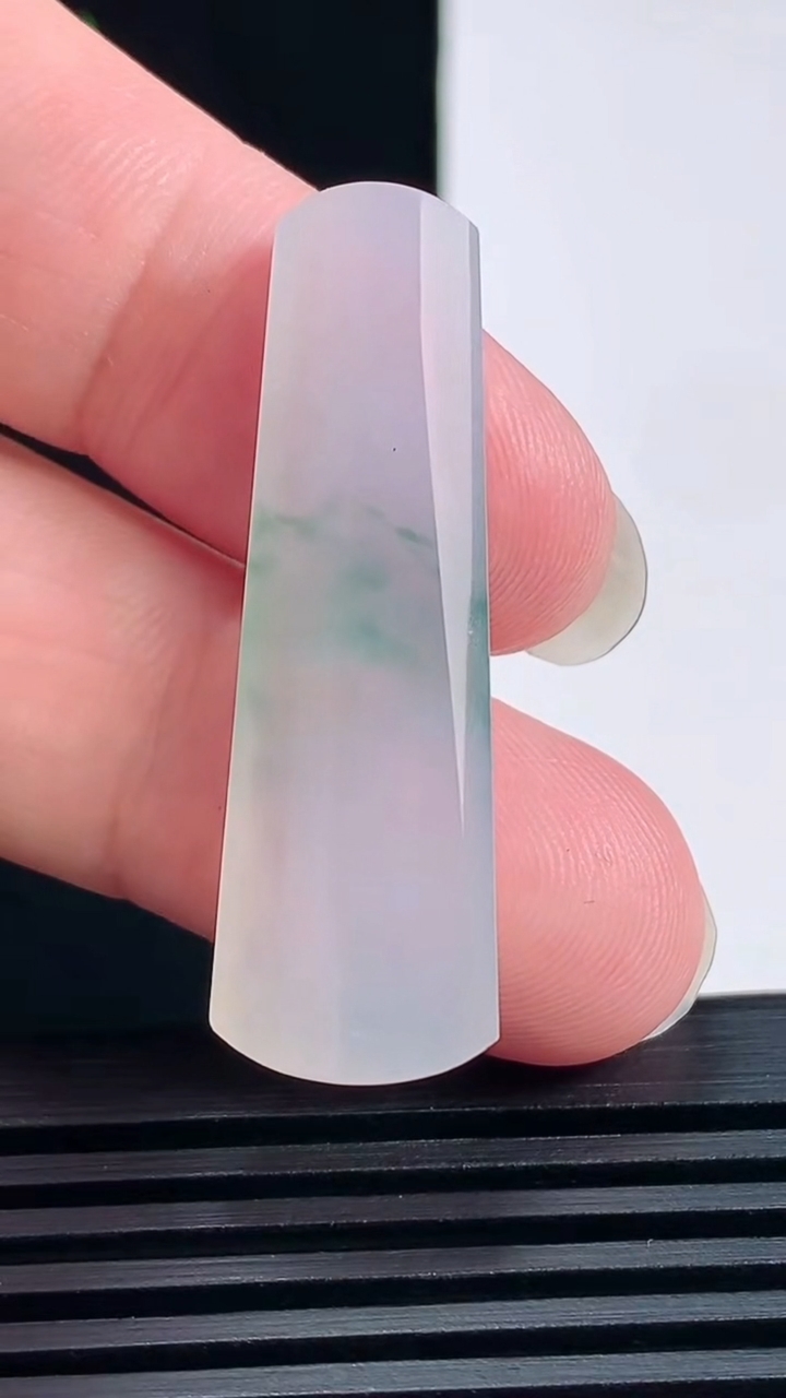 天然A货翡翠冰种飘花无事牌镶嵌件，尺寸39.6-13-5 重量:5.15g
6月17日