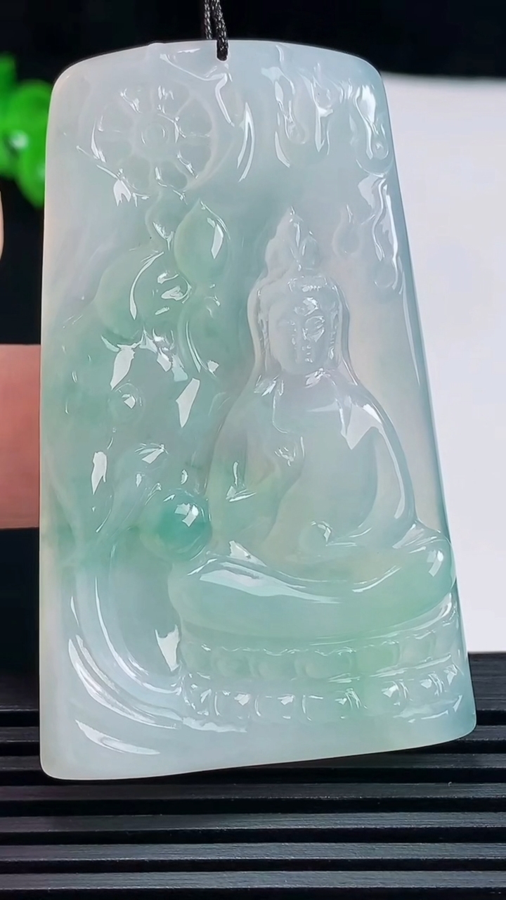 天然A货翡翠普贤菩萨吊坠，尺寸58-35-4.5 重量:23.37g
6月17日